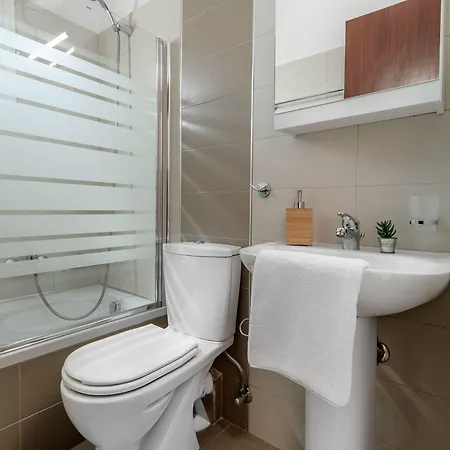 Pelagos Agios Gordios 아파트 *